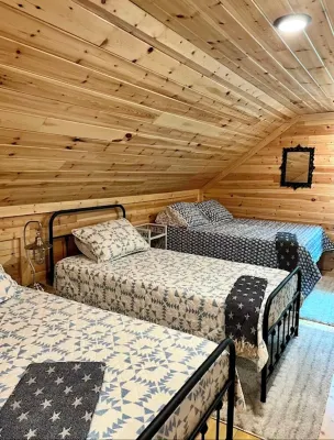 Pretty Cabin Right Next to Dale Hollow State Park Entrance! with Boat Parking. Hotels in Cumberland County