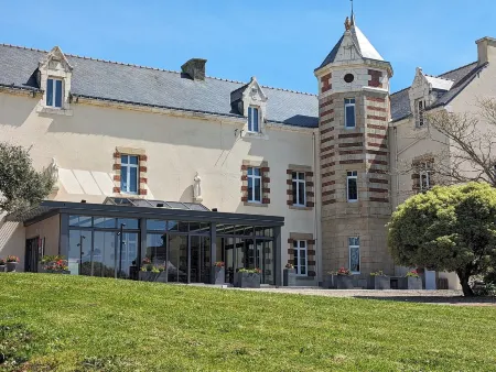 Le Manoir de Kerbot Отели рядом с достопримечательностью «Camping l'Escale»