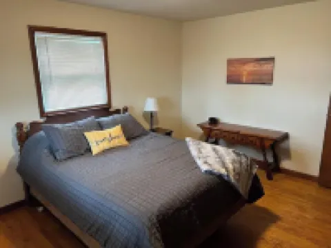 Cheerful 3 bedroom home North side of Manitowoc Hotels in Manitowoc