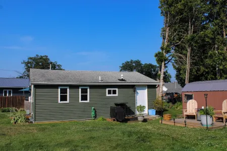 Charming 1-bedroom cottage lake views/access, Malletts Bay Colchester, AC, WiFi