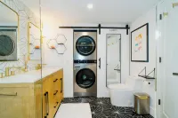 Coastal Chic 1BR Retreat – Walk to Jupiter Beach!
