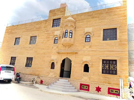 Ideal Guest House Отели рядом с достопримечательностью «Джейзалмер Форт»