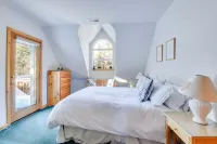 Mckinney Estate w/ Roof Deck Beach & Hike! Hotels near SUGAR PINE POINT STATE PARK