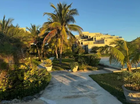 Coral Beach Retreat. Garden view. Steps from pool & beach. 1 mile to Port Lucaya