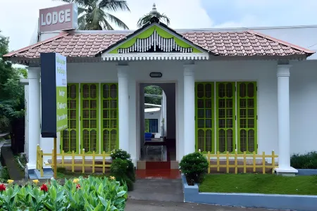 Marayoor Holidays Отели рядом с достопримечательностью «Заповедник Чиннар Уайлдлайф»