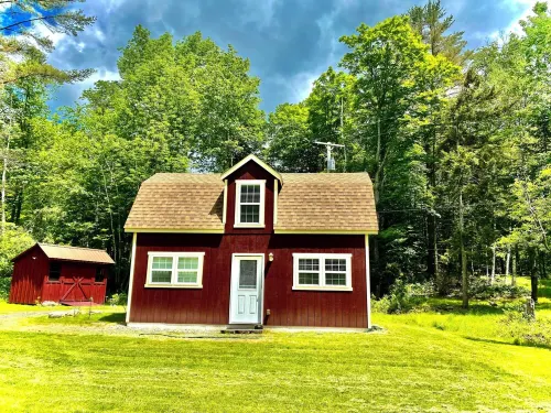 The Cardinal Barn! Beautiful peaceful tiny home in the heart of the Adirondacks!