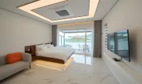 Gyeongju Lacus Hill Pool Villa Hotel dekat Gyeongju World