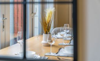 Modern 5 Bedroom Townhouse with Free Parking