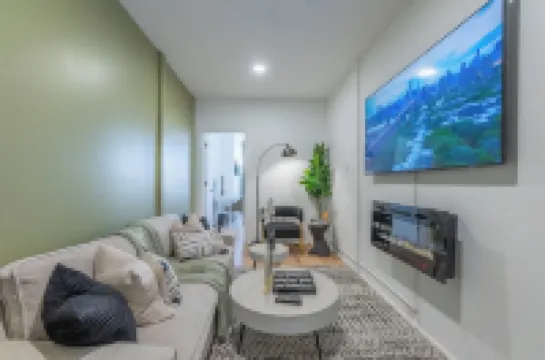 Calm Cocoon by the Train+We Pay Half Your Parking, Sleeps 6! 20% OFF 7 days