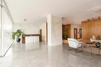 Modern King Size Bed Condo with Pool by Agora Mall