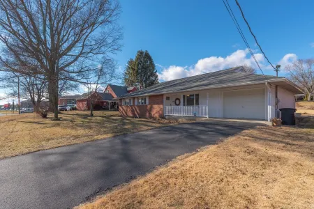 Modern Comfort & Convenience – 3BR Home Next to Juniata College!