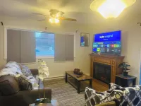 Luxurious 2 Bedroom with King and Queen bed and 1.5 Bathroom sleeps 6.
