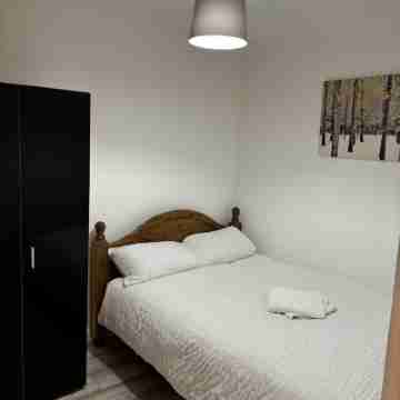 Newly refurbished 1 bed flat 7 mins from Luton airport Rooms