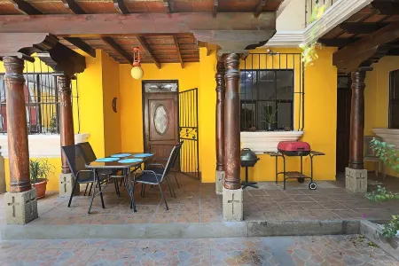 Serene 4-bedroom house with WiFi in Quetzaltenango Отели в г. Кесальтенанго
