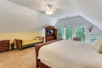 Waterfront Casabella Cottage w/ Kayaks & Fishing - parking