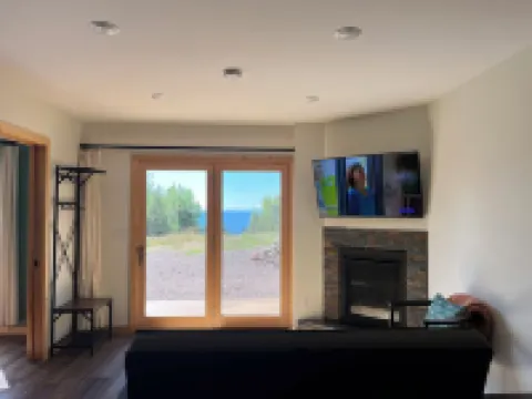 Forest Bathing. Lake Superior Views. Charming 1 bedroom apartment/suite.