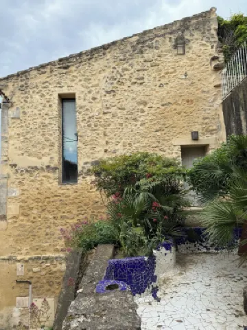 Ensemble de Charme de 3 Maisons de Village Avec Bassin Réunies par des Terrasses Hotels in Menerbes
