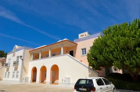 Red House Отели рядом с достопримечательностью «Praia D'El Rey Golf Course»