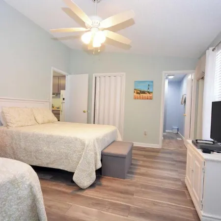 Beautiful Cottage - Sleeps 8  -Bayside
