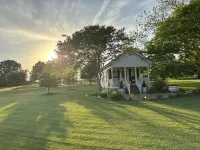 Tara Farms Cottage. Peaceful Retreat on 50 Acres. Soaking Tub + Trails