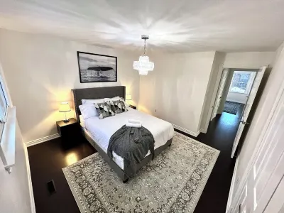 *NEW Luxury 4 Bdrm Home w Pool Table & Jaccuzi Hotels near The Village at Black Creek