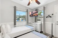 IRB Oasis: 2 homes, Heated Salt Pool, Waterfront, Sleeps 14