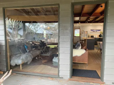 Cuff'n'Collar Stable Chalet