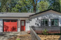 NEW: 3BR, private HotTub, FireTable, BBQ, AC, Dogs OK, WIFI