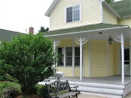 Charming 4 bedroom in the heart of Grand Haven!