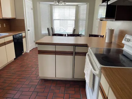 4-bedroom house in lovely Saint Johns with  enclosed 16’ X 32’ pool, WiFi, AC