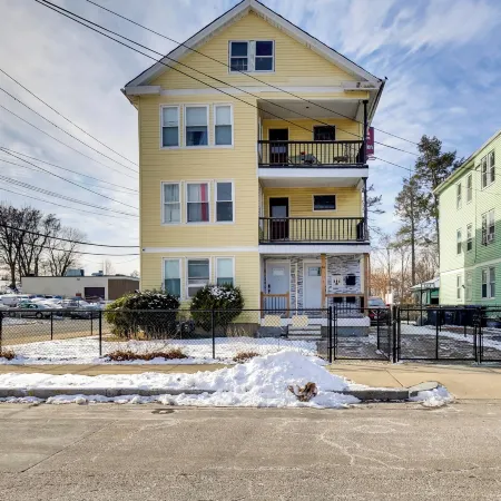 Walk to Roger Williams Park: Apt in Providence!