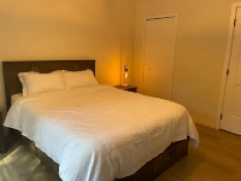 Fun cottage with hot tub, pool table, game room, and a huge deck. Hotels in Roberts Creek