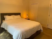 Fun cottage with hot tub, pool table, game room, and a huge deck. فنادق في Roberts Creek