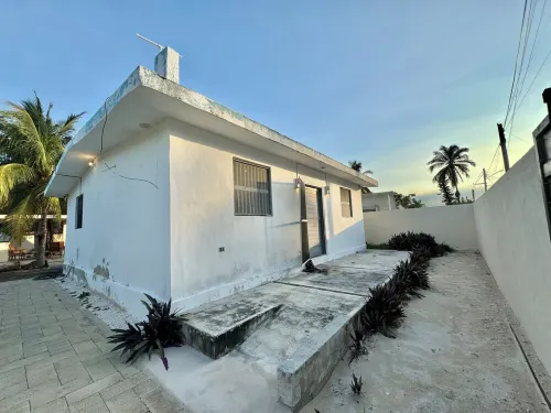 Cottage with large pool ideal for sharing with the family, 2 minutes from the beach.