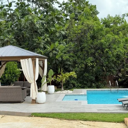 Coqui Town, A Tropical Oasis. 2BR, Solar panels & Pool in Arecibo