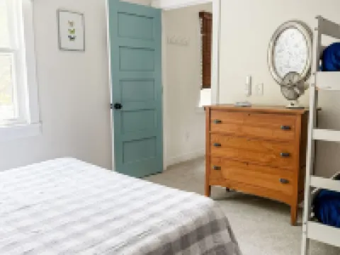 Family & Dog-Friendly Lakeside Retreat 15-Min to Mount Sunapee Hotels in Sunapee