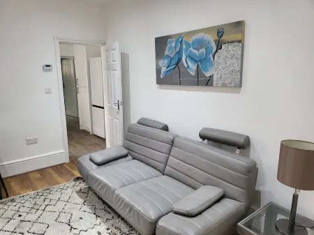 Entire one bedroom ground floor flat. 5 minutes to town centre and train station