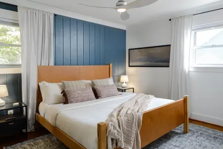 3Bed/2Bath home with new interior design, & backyard Oasis. Minutes to the lake! Отели в г. Корнелиус