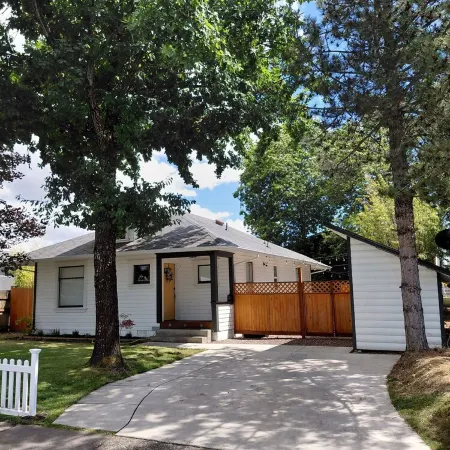 Inviting 2-bedroom, 1-bathroom house with large backyard and WiFi in Corvallis