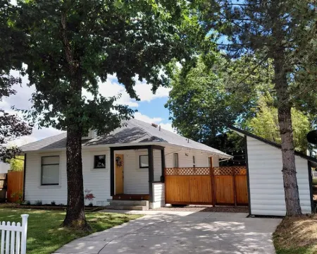 Inviting 2-bedroom, 1-bathroom house with large backyard and WiFi in Corvallis Hoteles en Corvallis