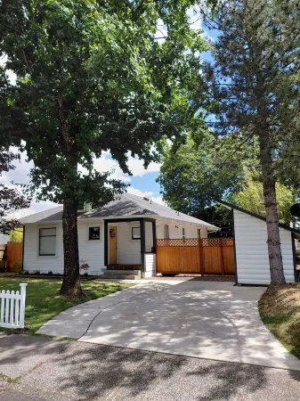 Inviting 2-bedroom, 1-bathroom house with large backyard and WiFi in Corvallis