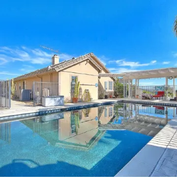 Hilltop Private Estate W/ Views, Pool, Hot Tub, Mini Golf & More!!