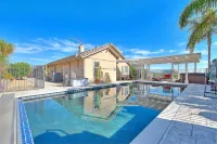 Hilltop Private Estate W/ Views, Pool, Hot Tub, Mini Golf & More!!
