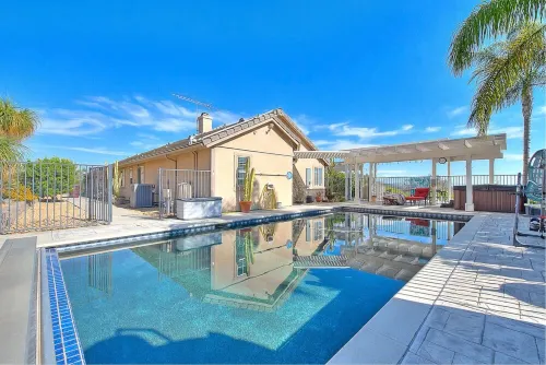 Hilltop Private Estate W/ Views, Pool, Hot Tub, Mini Golf & More!!
