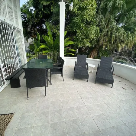 Spacious 6-bedroom house in lovely Christ Church with WiFi, AC