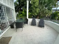 Spacious 6-bedroom house in lovely Christ Church with WiFi, AC