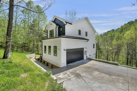 Peaceful place to recharge, within steps to Center Hill Lake!