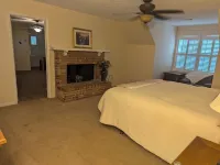 Spacious 5 -bedroom house in welcoming Dunwoody, large back yard. Close to MARTA