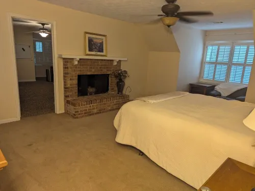 Spacious 5 -bedroom house in welcoming Dunwoody, large back yard. Close to MARTA