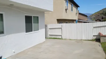 Luxury 3-bedroom house in beautiful Fontana with WiFi, AC. Enjoy your stay Отели рядом с достопримечательностью «Парк Ок»